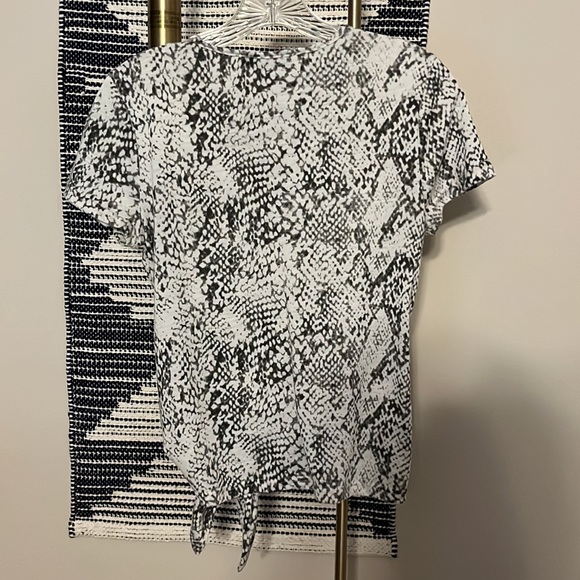 Summer & Sage Small animal print top with tie front - Picture 4 of 4